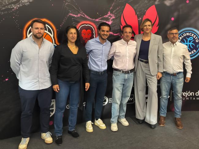 El alcalde de Torrejón de Ardoz, Alejandro Navarro, junto al 1er teniente de alcalde, Víctor Miranda, la concejala de Deportes y Turismo, Miriam Gutiérrez, el alcalde de Leganés, Miguel Ángel Recuenco, y otros integrantes de la corporación municipal del ayuntamiento leganense