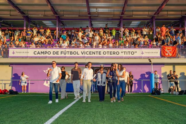 El nuevo campo de fútbol municipal, situado en la Ciudad Deportiva Joaquín Blume, lleva el nombre del torrejonero Vicente Otero “Tito