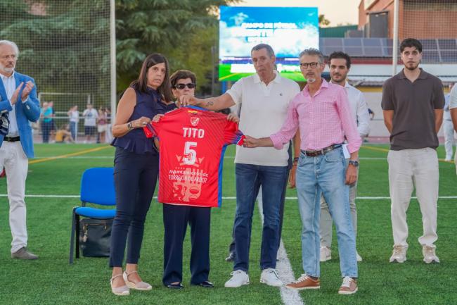 Camiseta conmemorativa entregada por la AD Torrejón CF