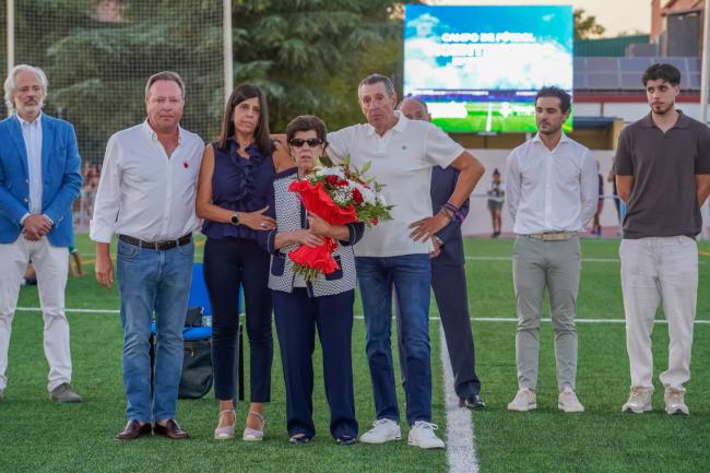 La Peña Pifostios le entregó un ramo de flores a la madre de "Tito"