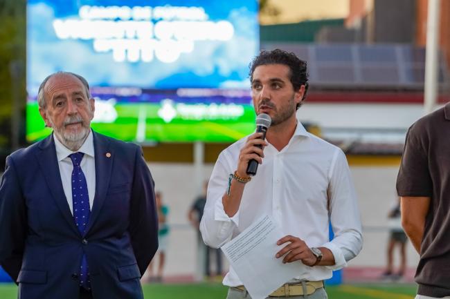 El alcalde, Alejandro Navarro, dirigiendo unas palabras junto al presidente de la Real Federación de Fútbol de Madrid, paco Díez