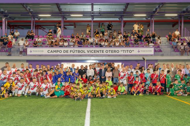 Foto de familia de la inauguración del nuevo campo de fútbol municipal, Vicente Otero "Tito"