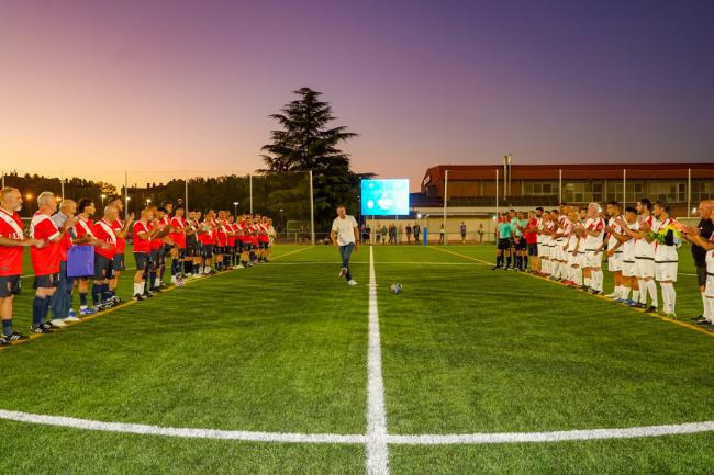 El hermano de Tito, José Luis, realizó el saque de honor del partido entre los veteranos de la AD Torrejón CF y el Rayo Vallecano