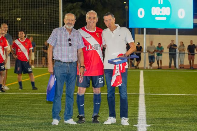 Los veteranos de la AD Torrejón CF le entregaron una placa a la familia de "Tito"