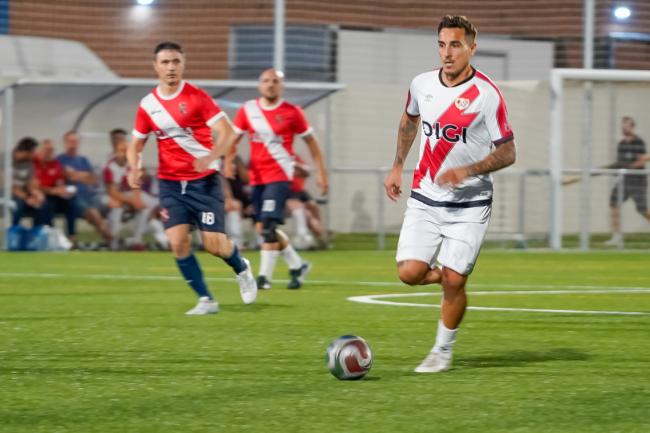 El acto de inauguración del campo de fútbol contó con la disputa de un partido entre los veteranos de la AD Torrejón CF y Rayo Vallecano