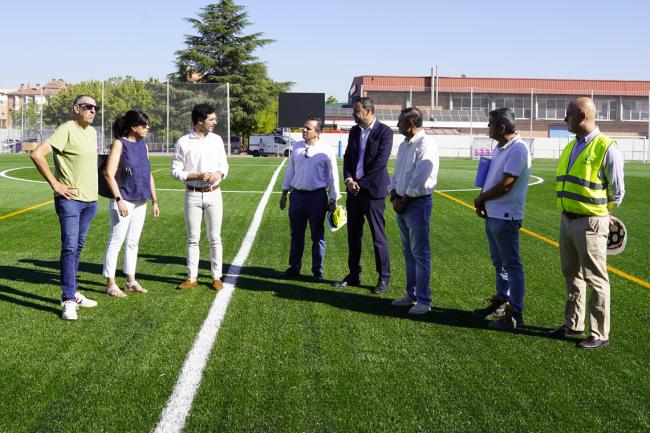 José Luis y Teresa Otero, hermanos de “Tito”, junto al alcalde, y miembros de la empresa que se ha encargado de ejecutar los trabajos del nuevo campo de fútbol municipal que está en la CD Joaquín Blume