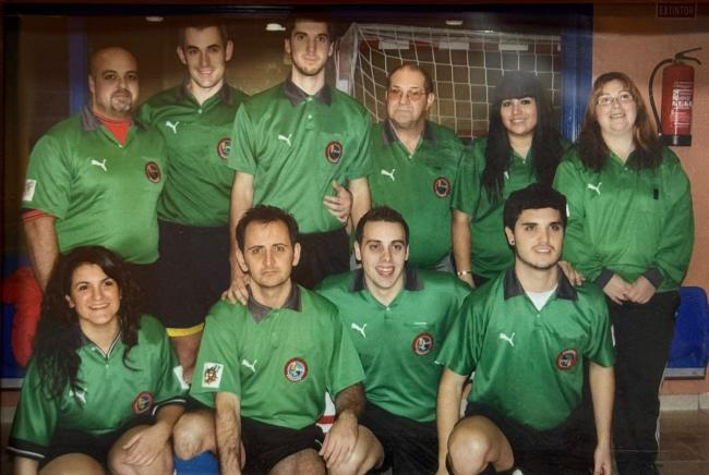 Juan Carlos Cordón (arriba a la izquierda) junto a otros árbitros y exárbitros de la liga local en donde también estaba el alcalde, Alejandro Navarro (abajo a la derecha)