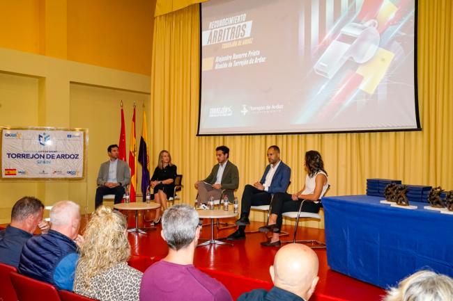 Mesa redonda moderada por el alcalde, Alejandro Navarro, con la presencia de Fran Soto, presidente del Comité Técnico de Árbitros (CTA), Yolanda Parga, presidenta del CTA del Fútbol Femenino, Elisabeth Calvo, árbitro de liga F y torrejonera, y Carlos Merino Campos, árbitro de baloncesto de la Liga ACB