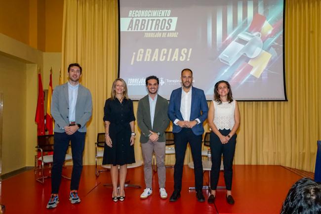 De izquierda a derecha: Carlos Merino, árbitro baloncesto, Yolanda Parga, presidenta del CTA de fútbol femenino, Alejandro Navarro, alcalde de Torrejón de Ardoz, Fran Soto, presidente del CTA de fútbol masculino, y Elisabeth Calvo, árbitro de la Liga F y torrejonera