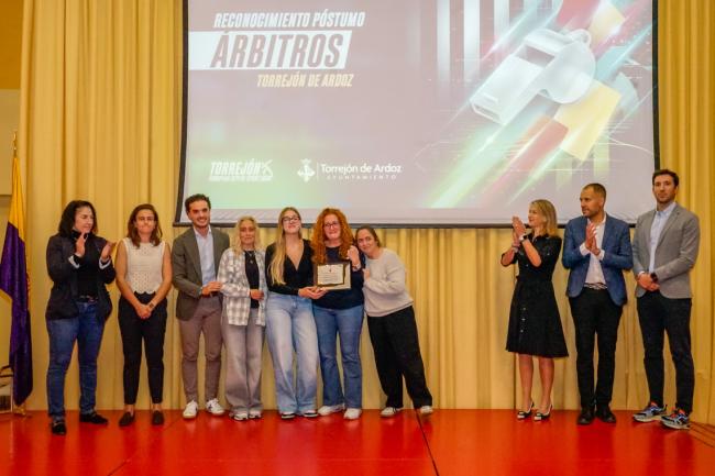Familiares de Juan Carlos Cordón recibiendo una placa de homenaje en recuerdo del árbitro recientemente fallecido