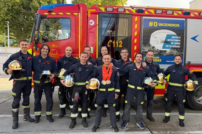 Francisco José Montes con varios de sus compañeros en el Parque de Bomberos de Torrejón de Ardoz