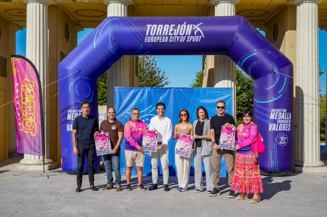 El alcalde, Alejandro Navarro, y la concejala de Deportes y Turismo, Miriam Gutiérrez, junto a miembros del Club Tri-Torrejón, organizador de la competición