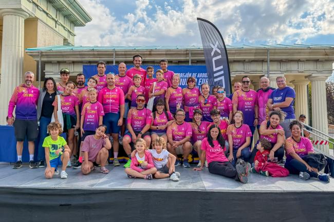 Integrantes del Club Tri-Torrejón, organizador del II Duatlón Popular Ciudad de Torrejón, junto al alcalde, Alejandro Navarro, y la concejala de Deportes y Turismo, Miriam Gutiérrez