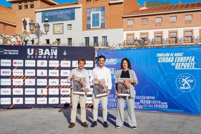 De izquierda a derecha: Juan Pedro Díaz, director general comercial del Grupo Vocento, Alejandro Navarro, alcalde de Torrejón de Ardoz, y Miriam Gutiérrez, concejala de Deportes y Turismo