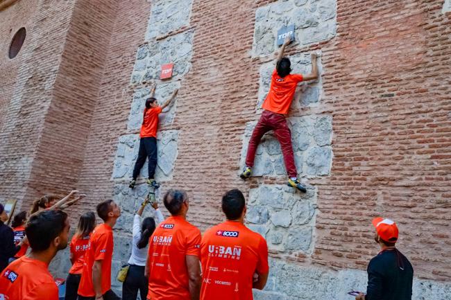 La Zona Centro de Torrejón de Ardoz se convirtió el pasado fin de semana en un gran rocódromo con el Urban Climbing, una competición de escalada urbana que, por primera vez, se disputó en la Comunidad de Madrid y que contó con la participación de alrededor de 2.000 escaladores de diferentes niveles y edades que demostraron sus habilidades escalando edificios como la Iglesia San Juan Evangelista, el Ayuntamiento o las farolas de la calle Enmedio, dejando imágenes impactantes y haciendo disfrutar a los espect