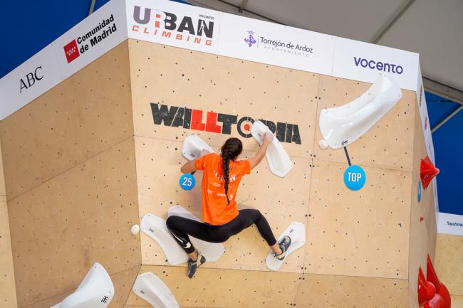 Una de las participantes en el Urban Climbing escalando el Boulder de la Plaza Mayor