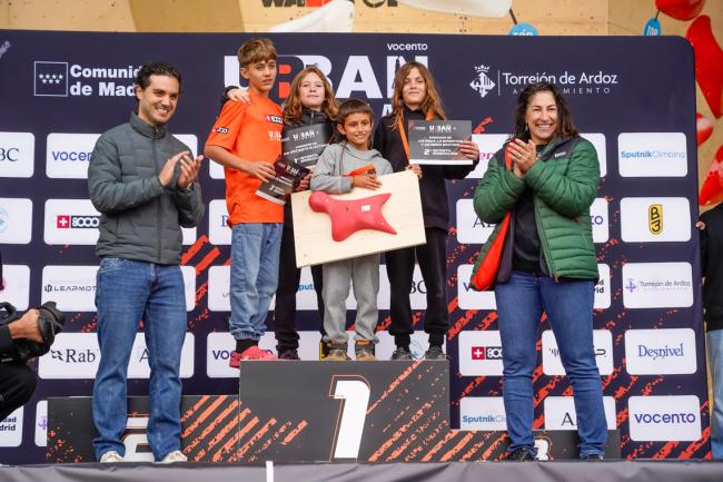 El alcalde, Alejandro Navarro, y la concejala de Deportes y Turismo, Miriam Gutiérrez, en la entrega de premios