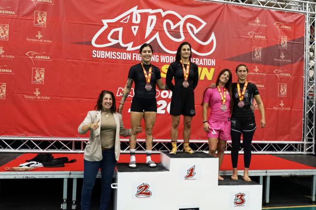Miriam Gutiérrez entregando medallas en una de las categorías en el Madrid Open de ADCC España