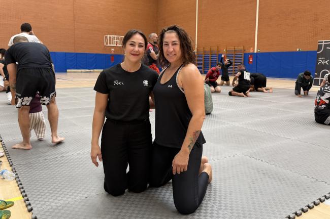 Ana Gervás, organizadora del DMC Experience, y Miriam Gutiérrez, concejala de Deportes y Turismo, que también participó en el evento