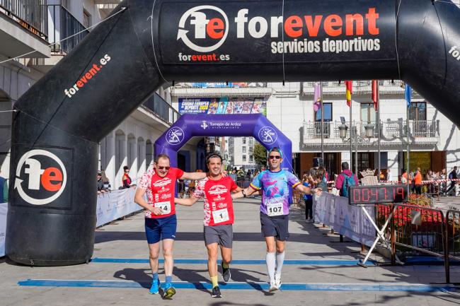 En el centro, el alcalde, Alejandro Navarro, entrando a la meta en la carrera de 10 kilómetros