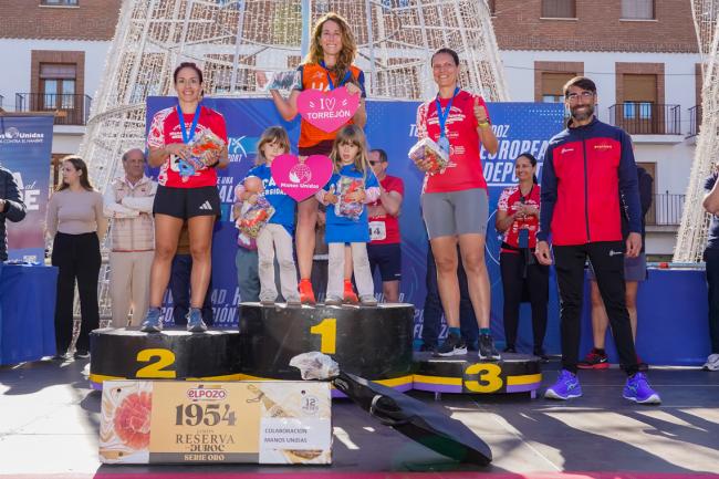 Juan José Crespo, campeón del mundo de atletismo, entregando premios