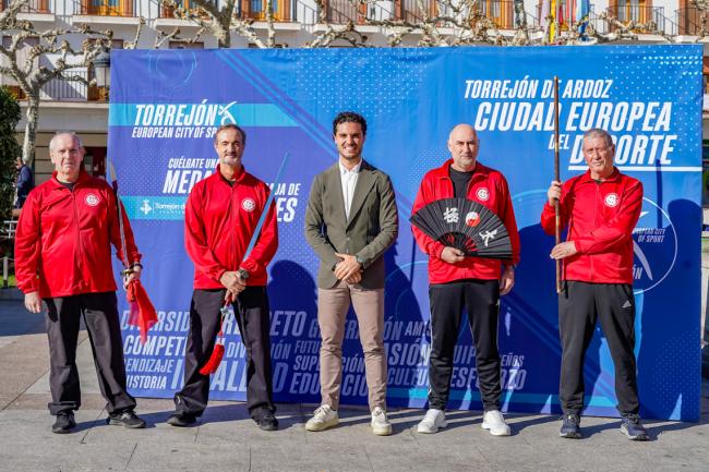 El alcalde, Alejandro Navarro, junto a los integrantes del Club Kung Fu Torrejón en la presentación del I Open de Wushu Ciudad de Torrejón