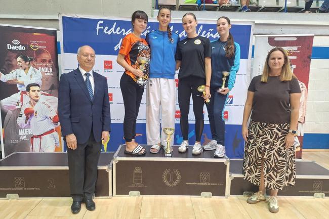 María Lozano, en el podio junto a la subcampeona y a las terceras clasificadas