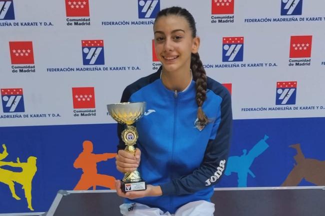 María Lozano con el trofeo de campeona de Madrid en la categoría junior -53 kilos