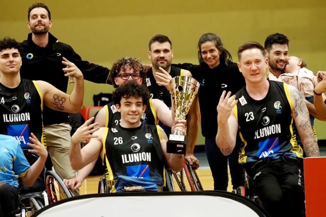 Samuel Pariente con el trofeo en la mano, junto a varios de sus compañeros de equipo, después de ganar la Supercopa de España